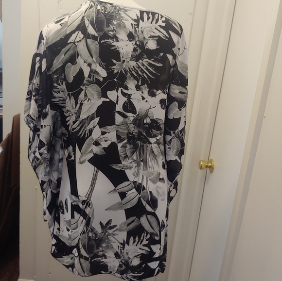 NWOT Sioni floral semi sheer flowy cover up - Picture 3 of 3
